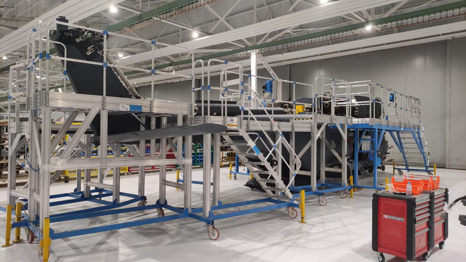 Escaliers avec plateforme en aluminium pour un travail sûr dans les lignes de production