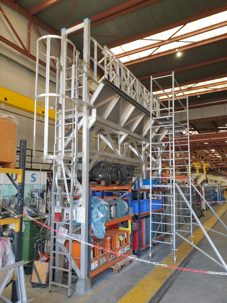 échelle à crinoline industrielle utilisée en environnement professionnel