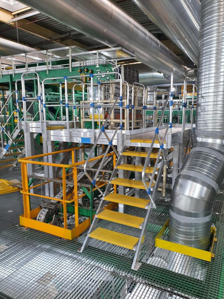 Échelle pliante industrielle en aluminium utilisée en environnement professionnel
