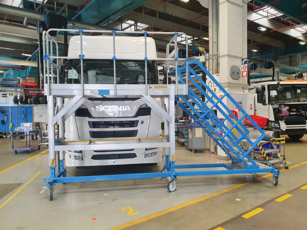 Treppenleiter aus Aluminium für den sicheren Zugang zu Lkw und Industriefahrzeugen bei Wartungs-, Inspektions- und Reinigungsarbeiten