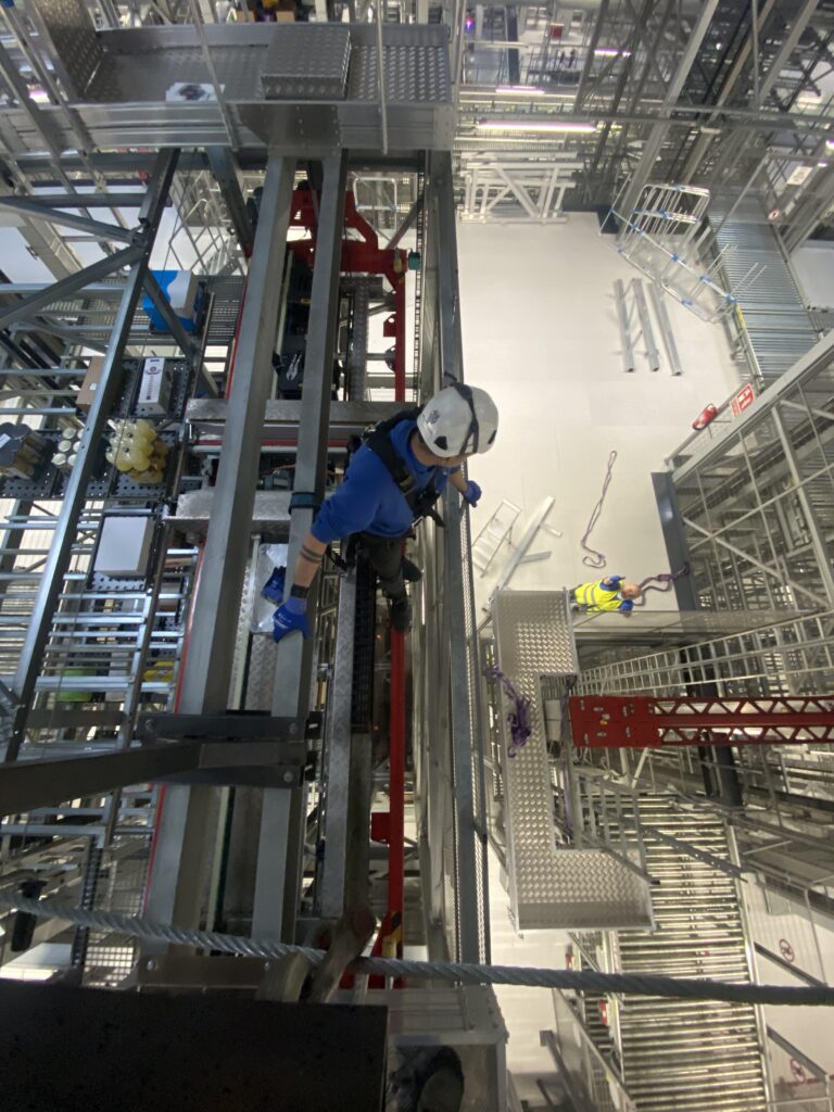 Podesttreppen aus Aluminium für sicheres Arbeiten bei Wartungs- und Inspektionsarbeiten in industriellen Anlagen