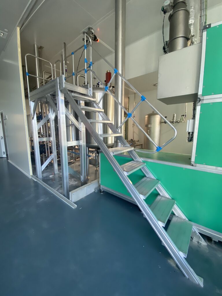 Spezielle Treppenlösung aus Aluminium für einen sicheren Zugang und Wartungsarbeiten in Industrieanlagen.