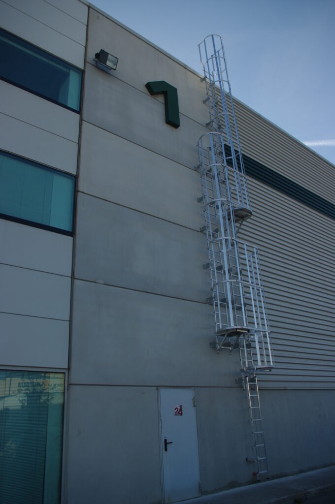 Escaleras verticales de acceso permanente en instalación industrial