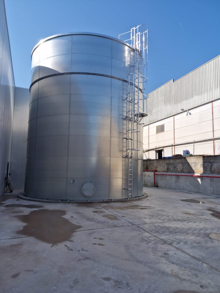 Inspección de escaleras verticales en una instalación industrial